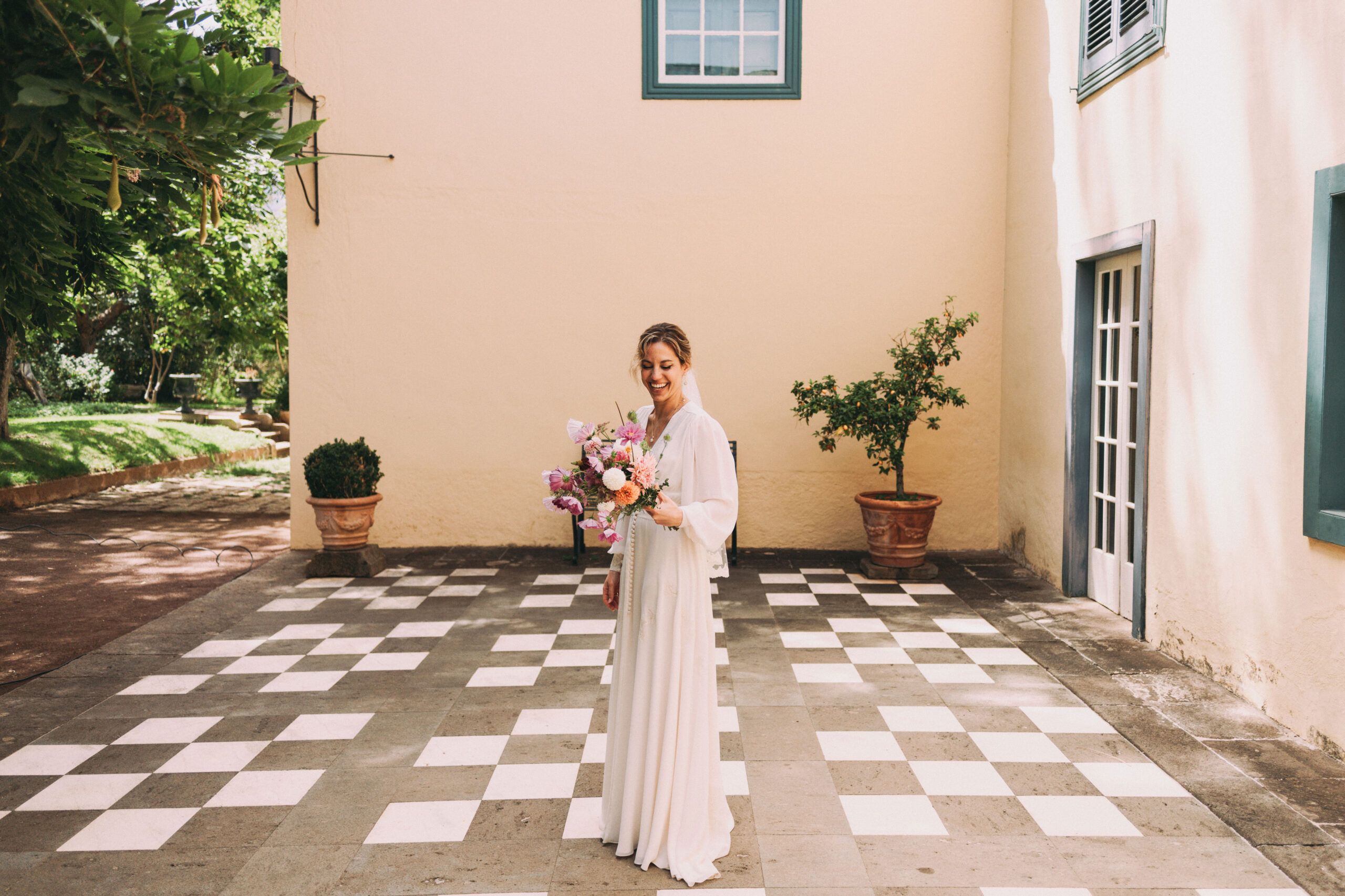Como uno de los mejores fotógrafos de bodas en Madrid, me encargaré de que cada detalle de vuestro amor quede reflejado en las fotos.