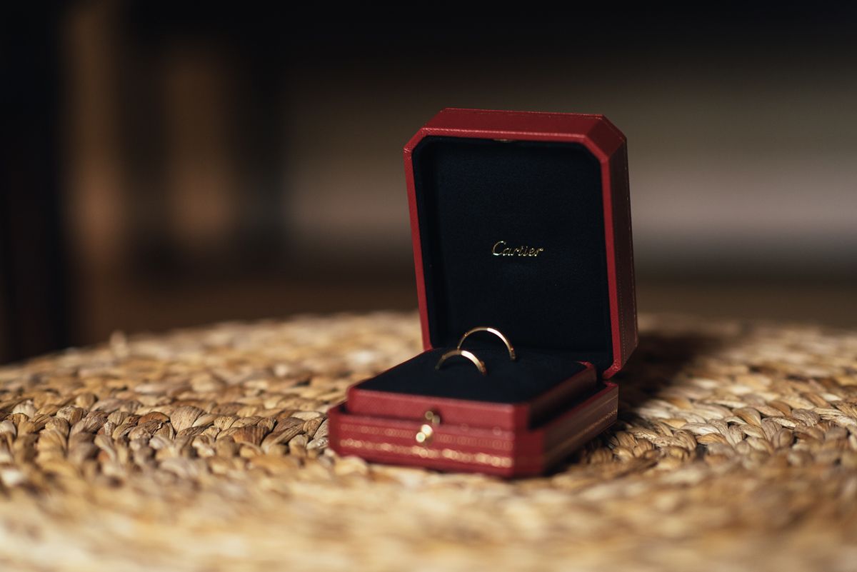 Alianzas de boda de oro en su estuche de joyeria