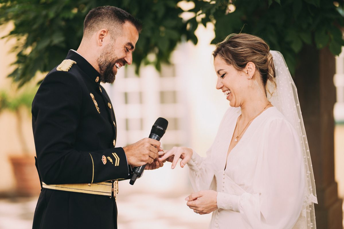 Novios intercambiando alianzas durante la ceremonia de boda