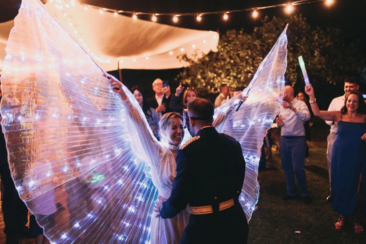 Invitados durante el banquete de una boda en una finca de Madrid