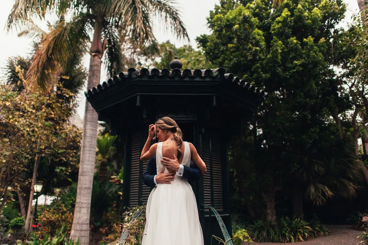 Novios abrazados en una escalinata, retrato en blanco y negro con luz dramatica