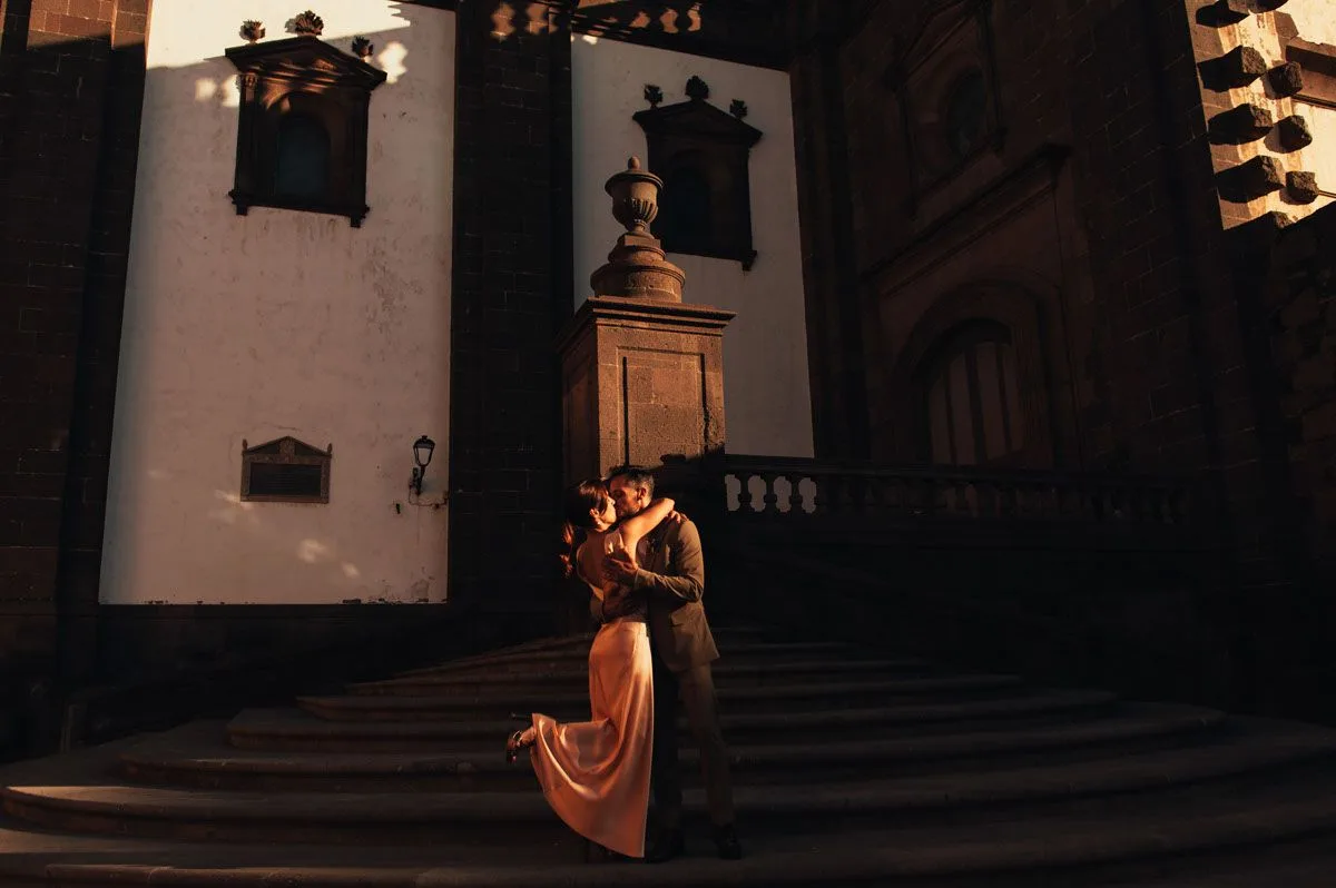 Novios riendo durante la ceremonia de boda, momento espontaneo