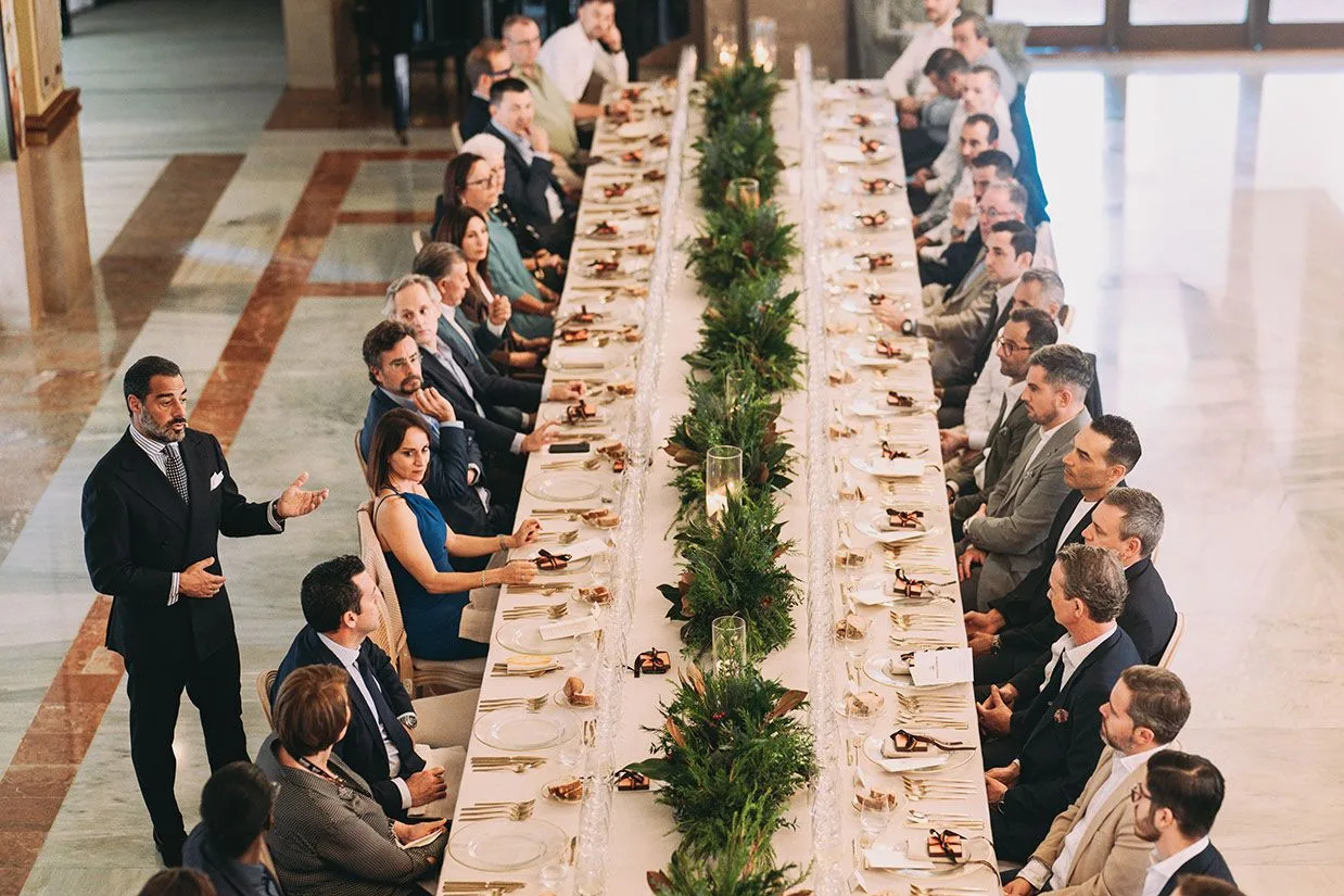 Vista aerea de una cena de gala corporativa con mesa larga e invitados