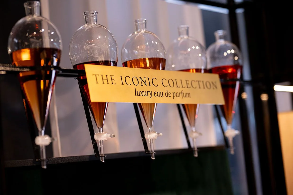 Fotografia de producto para marca, botellas de perfume en exposicion