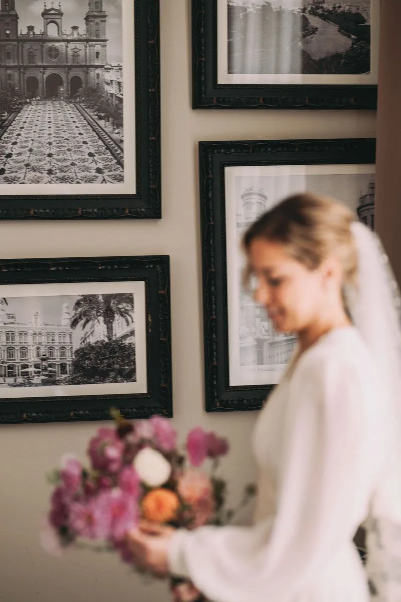 Detalle de complementos y peinado de la novia, boda en Madrid