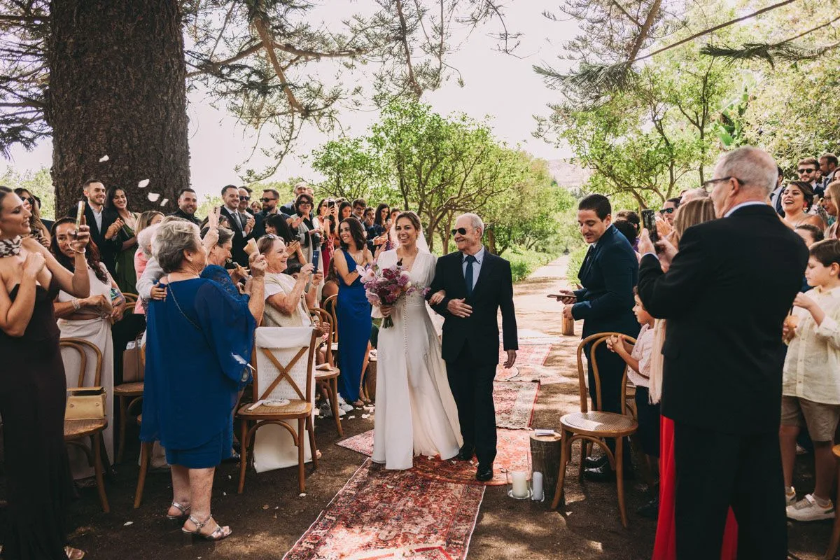 Novia caminando con el vestido en movimiento, boda al aire libre en Madrid