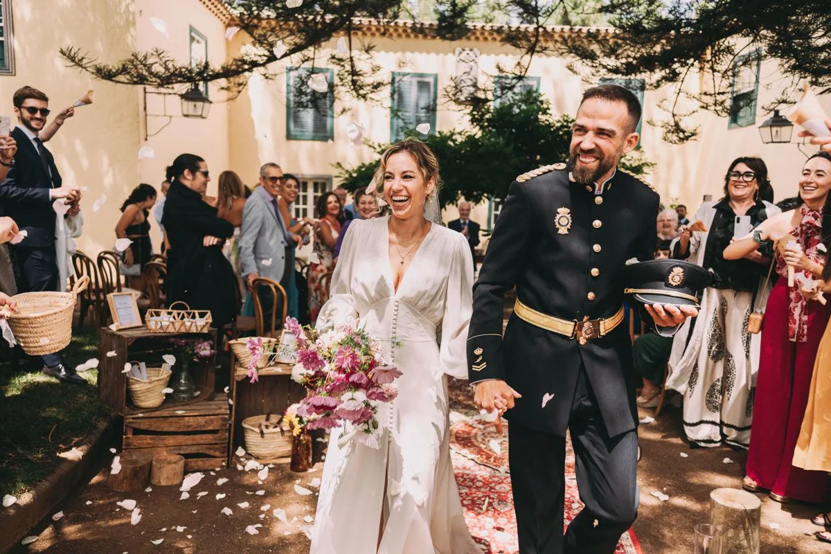 Novios pasean al aire libre, el vestido de novia en movimiento